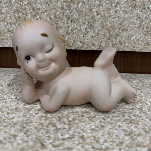 Kewpie Figurine Lefton Porcelain Piano baby Winking Laying On Tummy KW228 - Picture 1 of 6